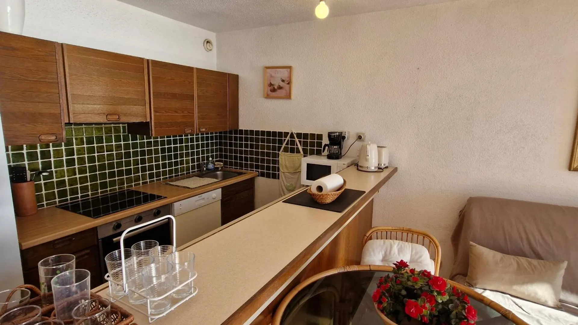 Appartement 2 Pieces Avec Piscine Et Garage A Sainte-Maxime - Fr-1-780-71 0*,  France